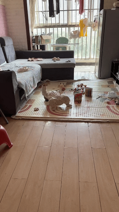 这视频我来回看了好几遍，实在太有意思啦！你看视频里这小宝宝，自己在垫子上玩耍，玩