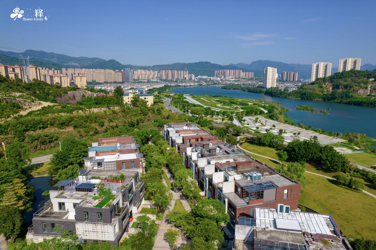 如今全国的房价都暴跌，起步腰斩，狠得膝盖斩，严重脚踝斩。
但是我发现别墅例外，至