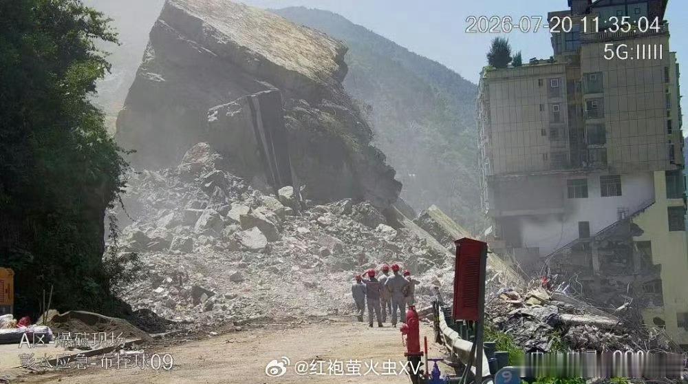 重庆山体崩塌现场发现人体残骸重庆彭水山体崩塌事件中失联的中巴车于7月26日23时