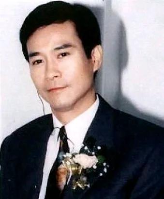 沒有第二个男人还能这样来形容的？只有他能，在他身上真正体现出男人的英俊潇洒，风流