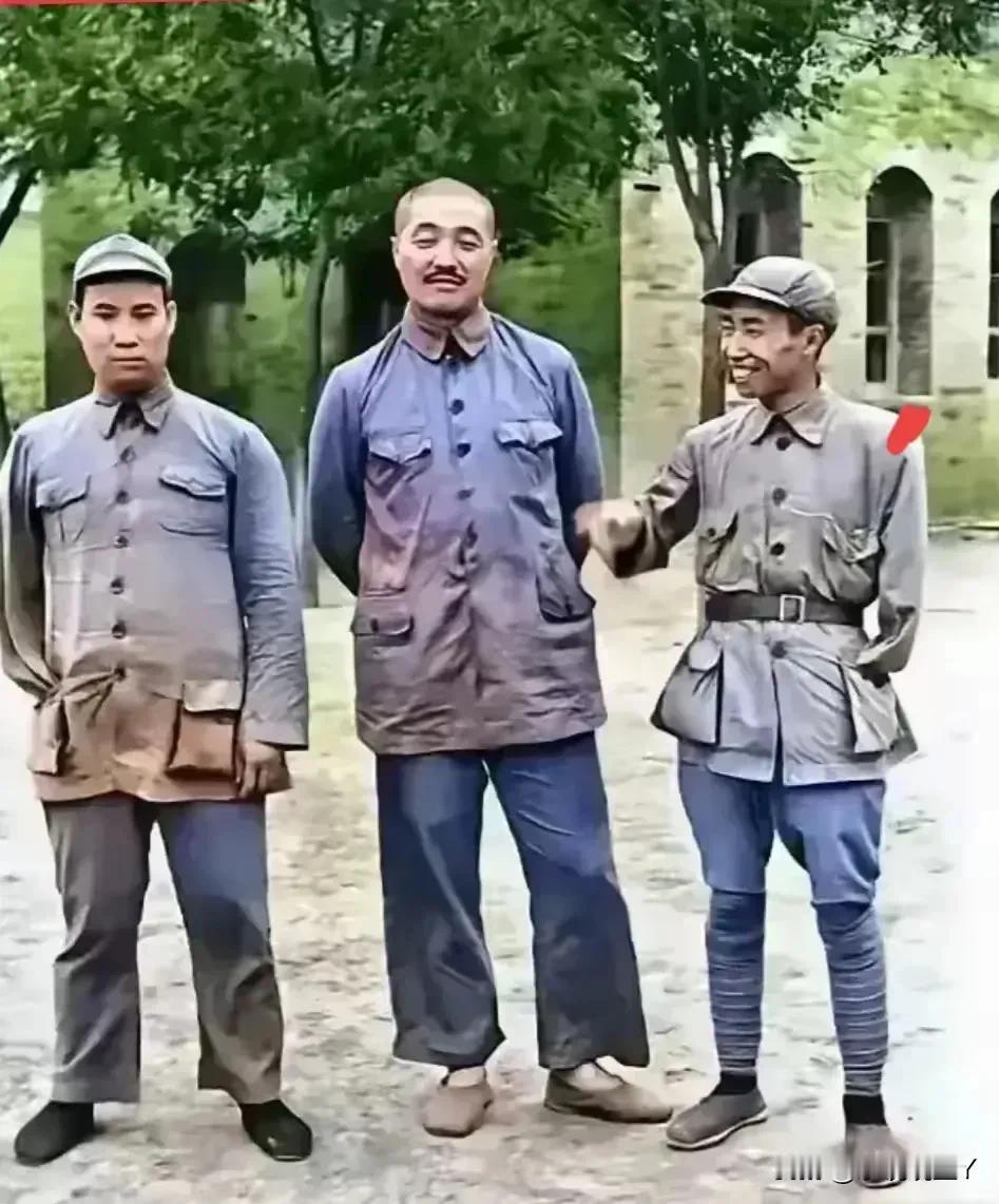上世纪30年代末，延安，贺龙元帅与贺炳炎、彭绍辉两位上将的珍贵合影，都收藏起来吧