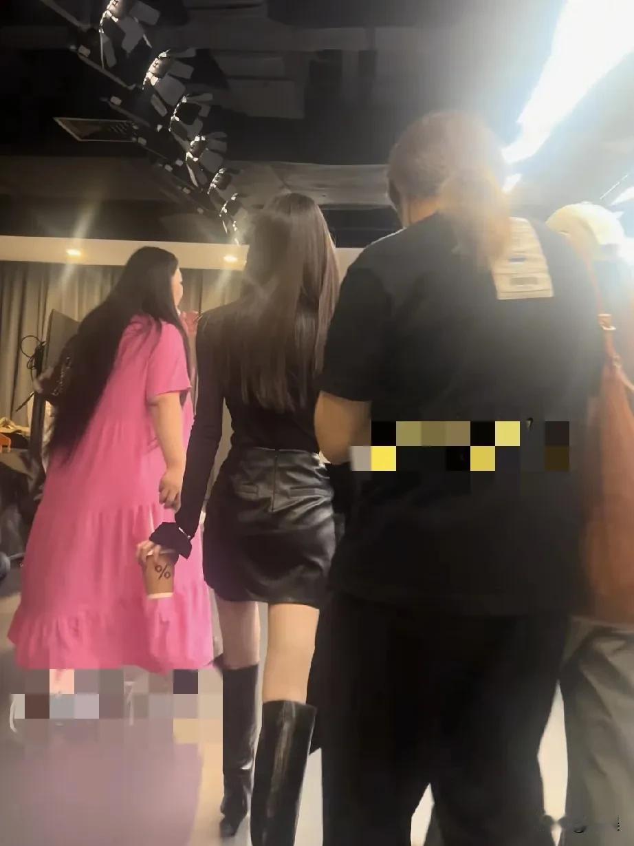 宋轶气场全开，黑色皮质裙搭配高筒靴，尽显时尚💃🏻💃🏻