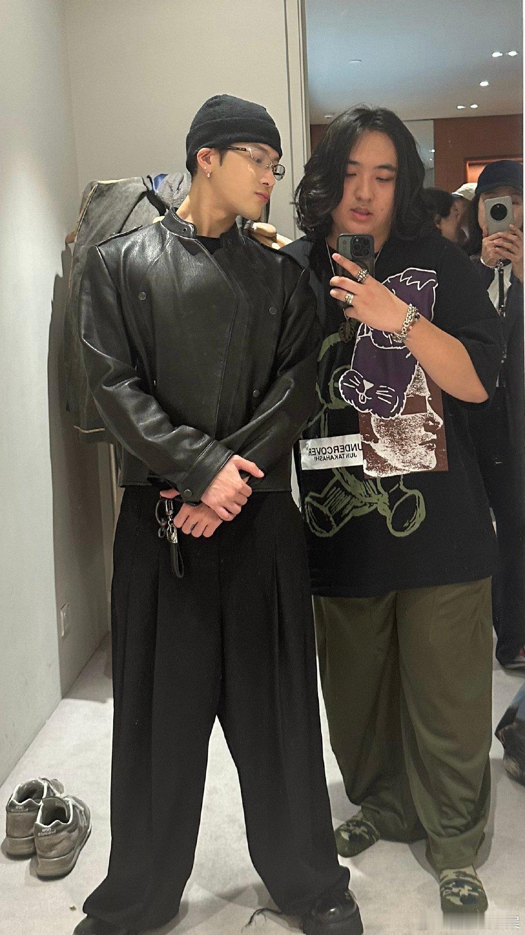 费曼晒与王嘉尔合照费曼晒和王嘉尔合照 费曼晒与王嘉尔合照，王嘉尔一身黑的穿搭利落