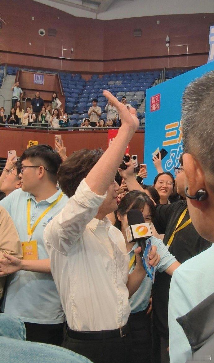  直播小乌龙收获欢乐满满，何炅温柔回应吃螺蛳热议，认真对待舞台的模样超圈粉何炅回