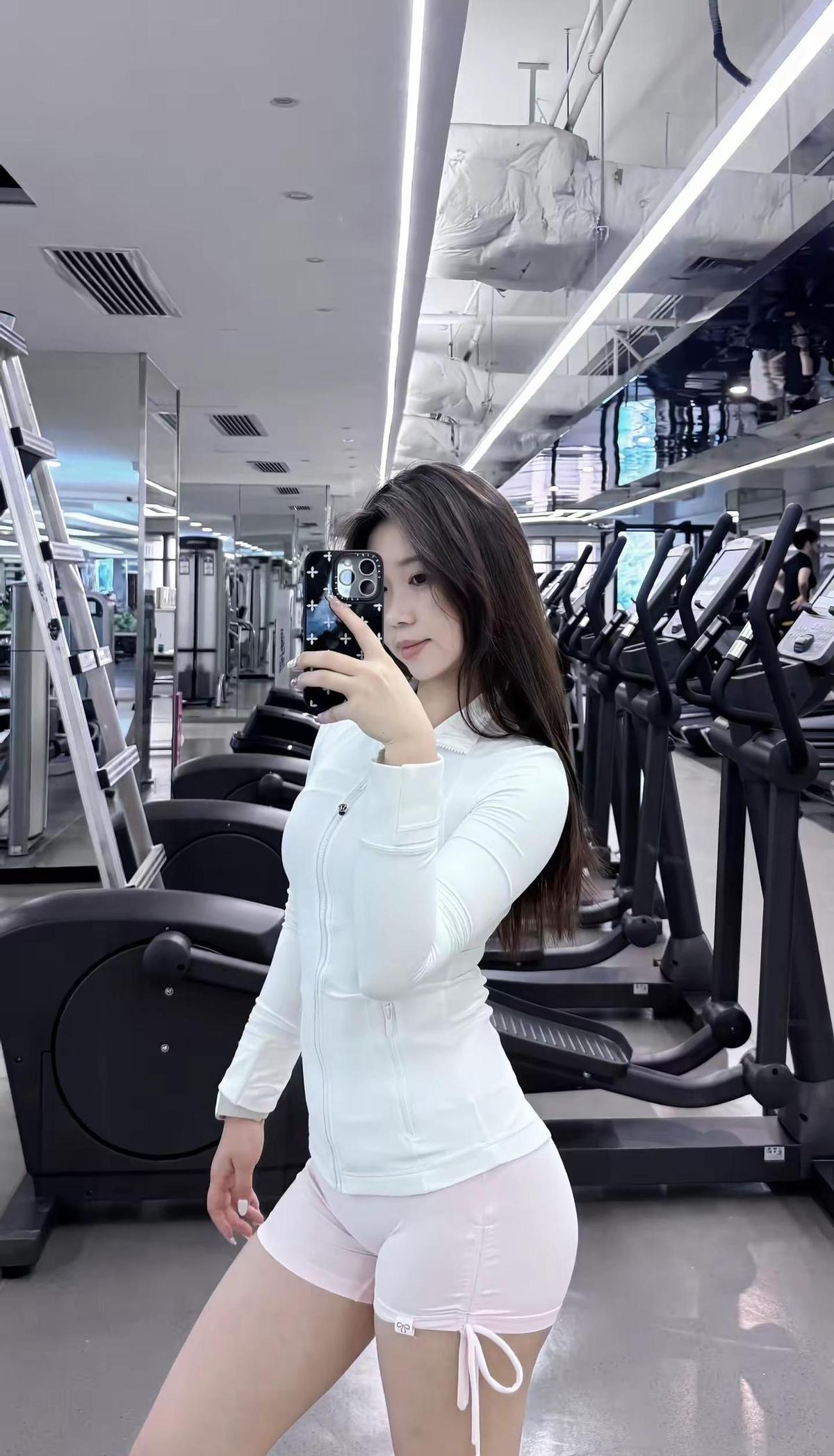 约你健身，你回“明天吧”，结果明天你刷手机到天亮。
我早起练完，你还在被窝里和梦