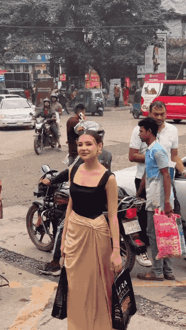 俄罗斯女模特太猛了：街边印度男子故意揩油摸胸，直接就打回去！这是最新外网一段爆火