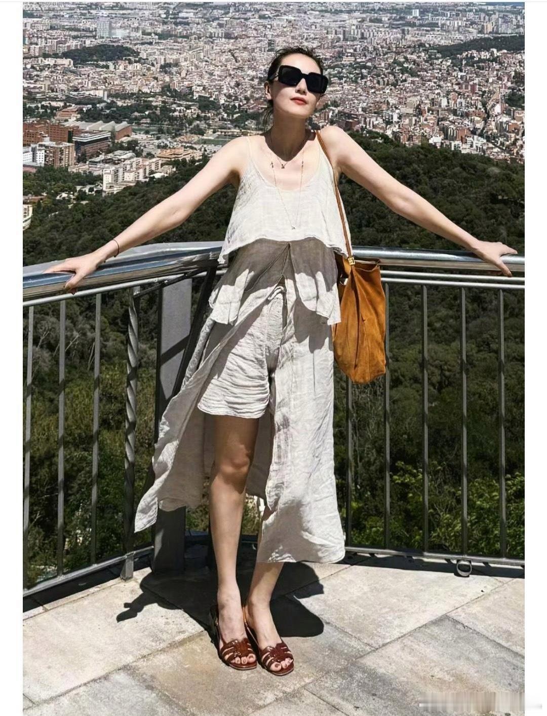 高圆圆这衣服着实拉低了她的颜值 