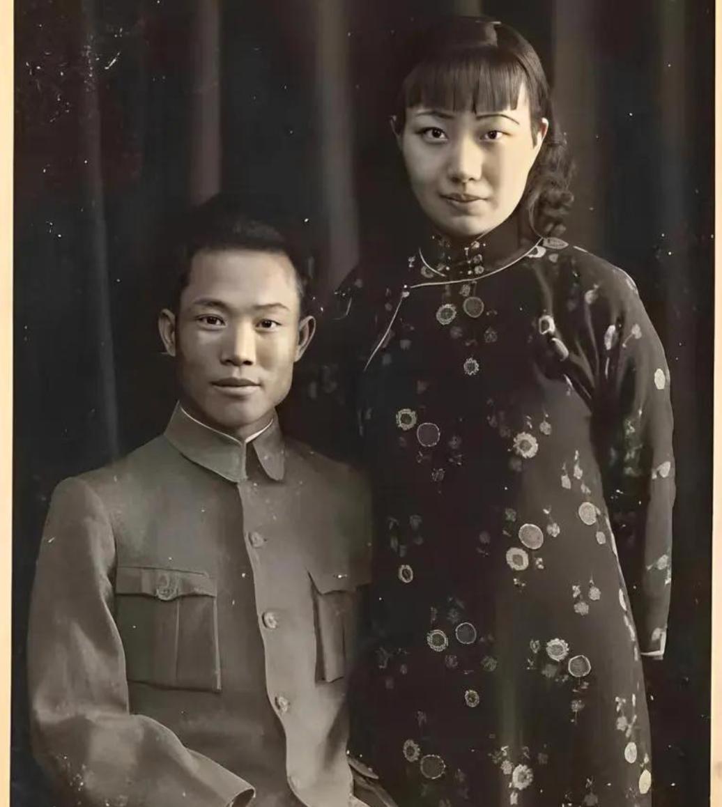 1925年，陈诚回家奔丧。7年不见的妻子，想与他生个孩子。不料，刚上床躺下，就被