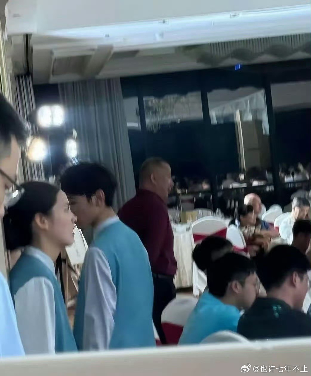谁能预料到这个服务员将来会成为一个大明星 ​​​