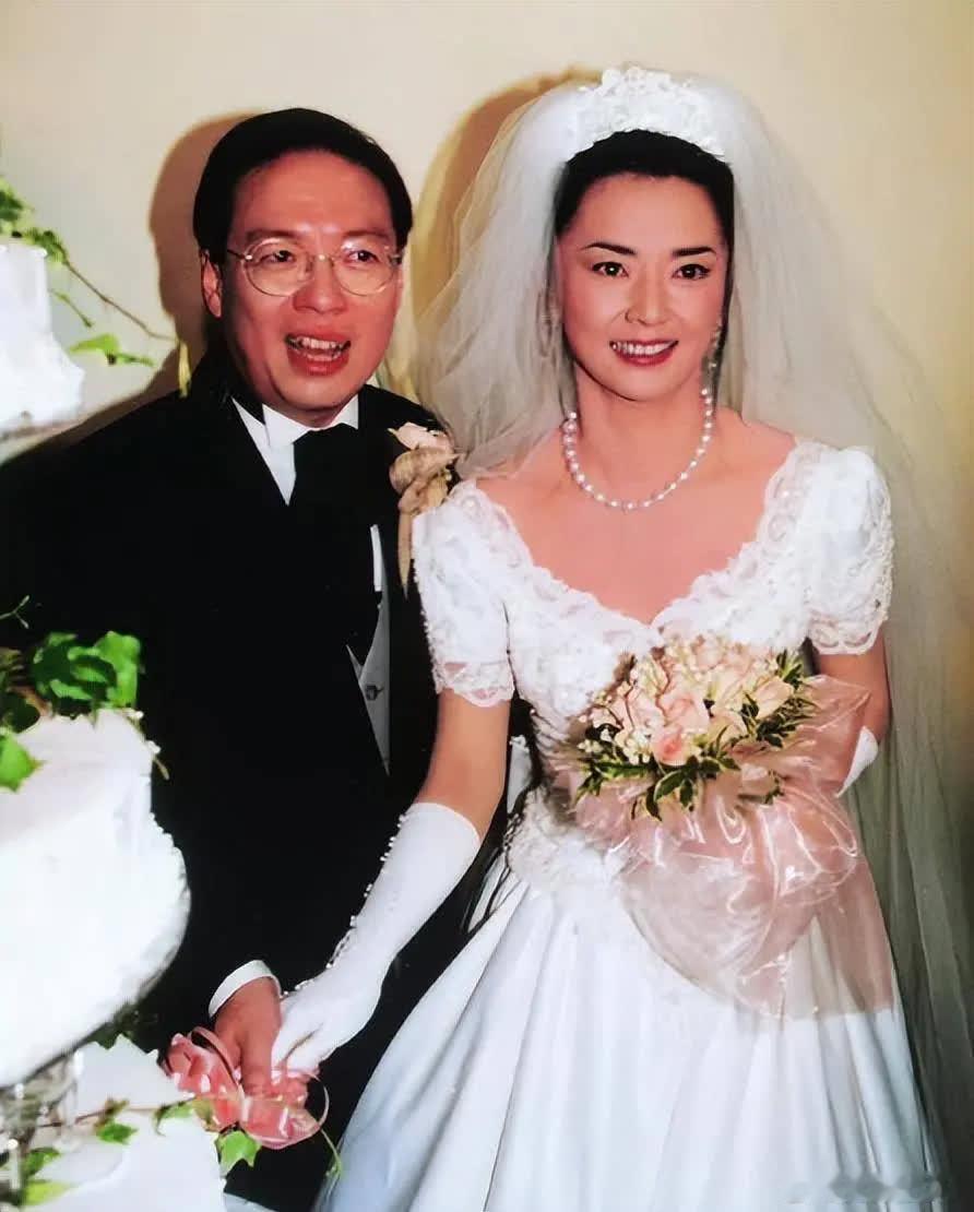 1989年，美貌的金马影后胡慧中，被吕小龙骗去拍摄《鬼狐》，拍摄时吕小龙私自加大