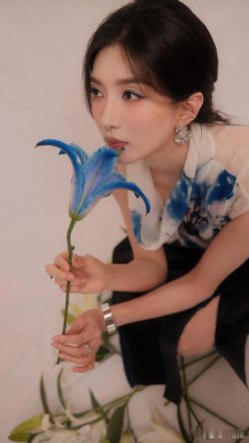 江疏影人生妆造上新了 被江疏影新妆造美哭！水墨元素上衣搭配长裙，清冷感十足，春日