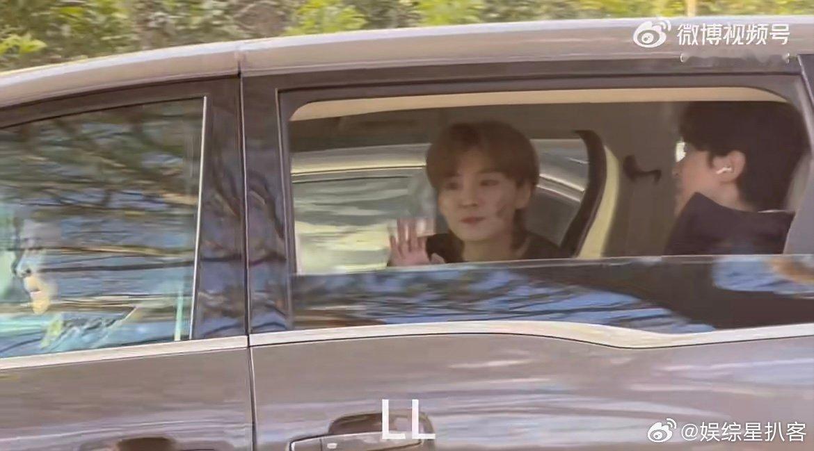 鹿晗小猫脸 五哈录制路透甜度拉满！鹿晗摇窗和粉丝打招呼，脸颊三道印子萌翻，妥妥的