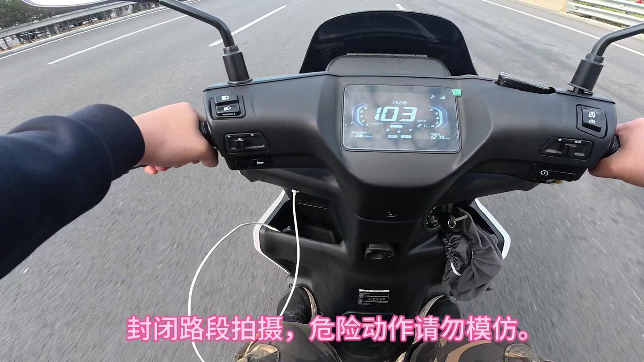 🌡️气温22℃，加注乙醇汽油，骑行者体重83公斤
1️⃣实测下坡表显极速103