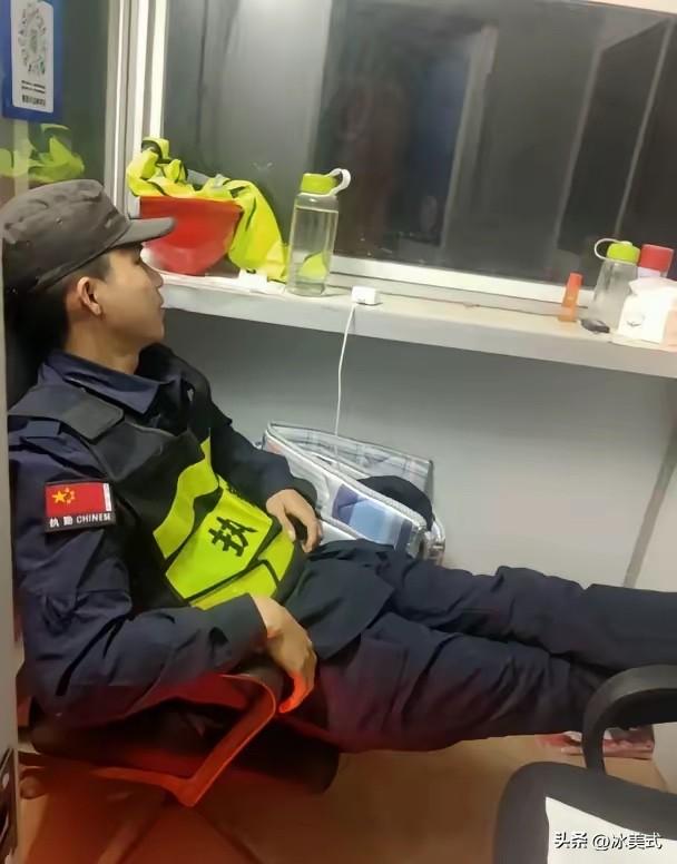 昨天我去一家单位应聘保安，工资待遇都谈好了，打算明天就上班。经理突然多问了一句：