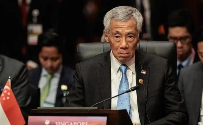 川普为何变“聪明”了？很有可能躲在川普背后的那个“暗鬼”就是新加坡。因为中国海南