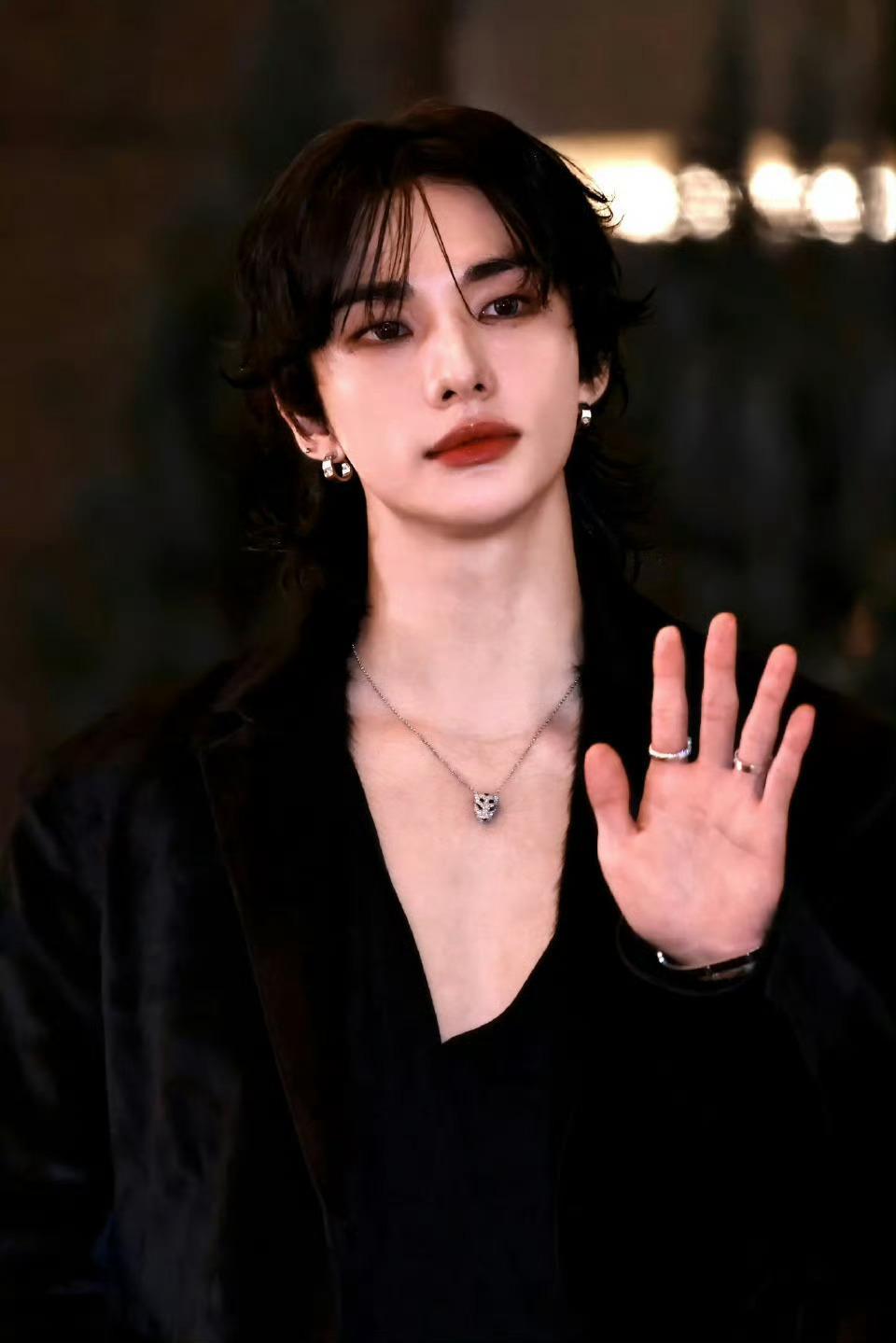 黄铉辰Cartier晚宴黄铉辰今日亮相Cartier活动身穿黑皮草西装+卡地亚珠