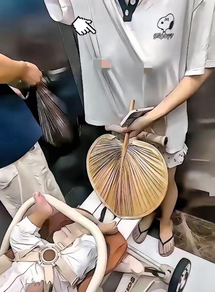 宝妈穿背心带娃被骂没素质，

老人说必须捂紧，

年轻人为啥不怕？
前两天看到新