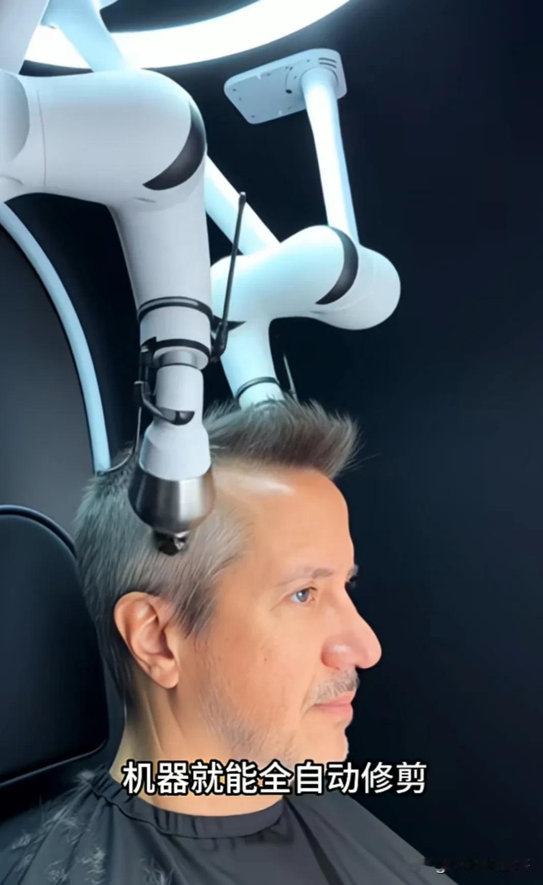 以前就梦想，将来能有一种机器，把脑袋伸进去，就能根据选择的发型自动理好头发，没想
