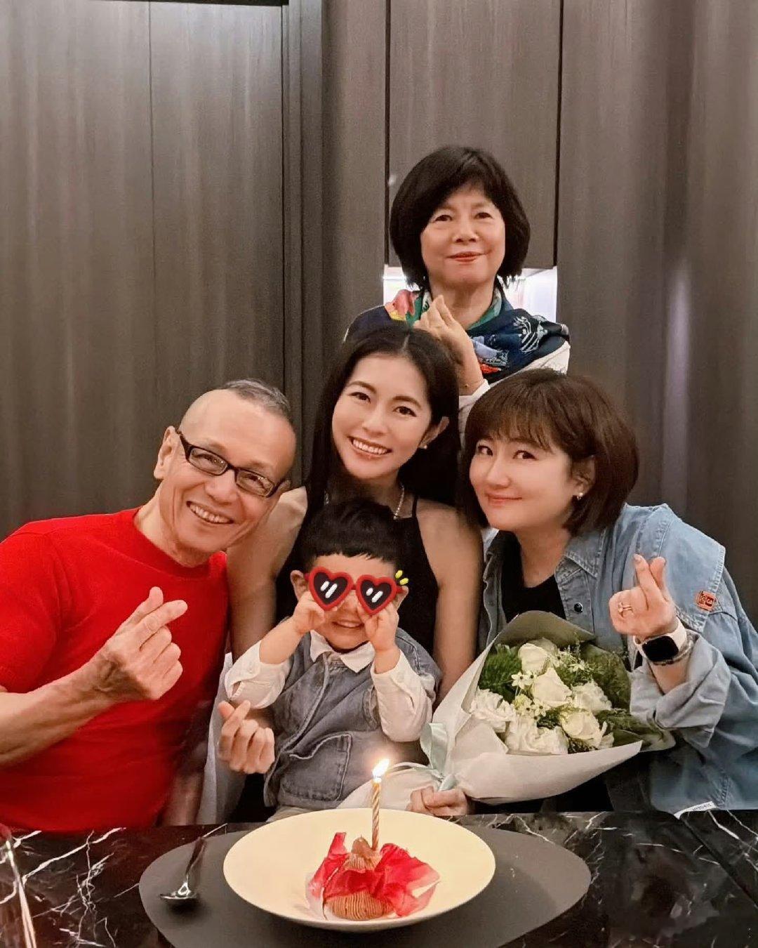 Selina两岁儿子近照，眼睛打码但笑起来那小嘴儿和Selina一模一样，Sel