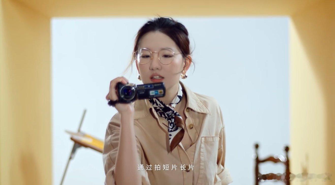 沪上阿姨探索女性自由生气时敢表达，开心时敢大笑，情绪不藏着掖着才够痛快，女生就是