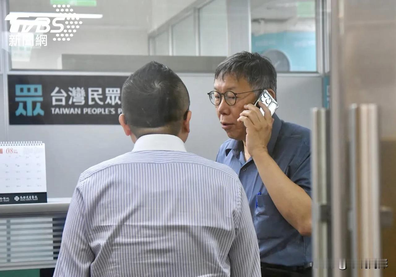 柯文哲真的是着急了。民众党这几天天天开会应对危机，但似乎止不住民进党的这一波攻击