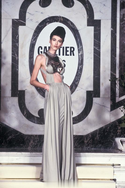• Jean Paul Gaultier 1999 春夏高定系列前卫古典、夸张诙