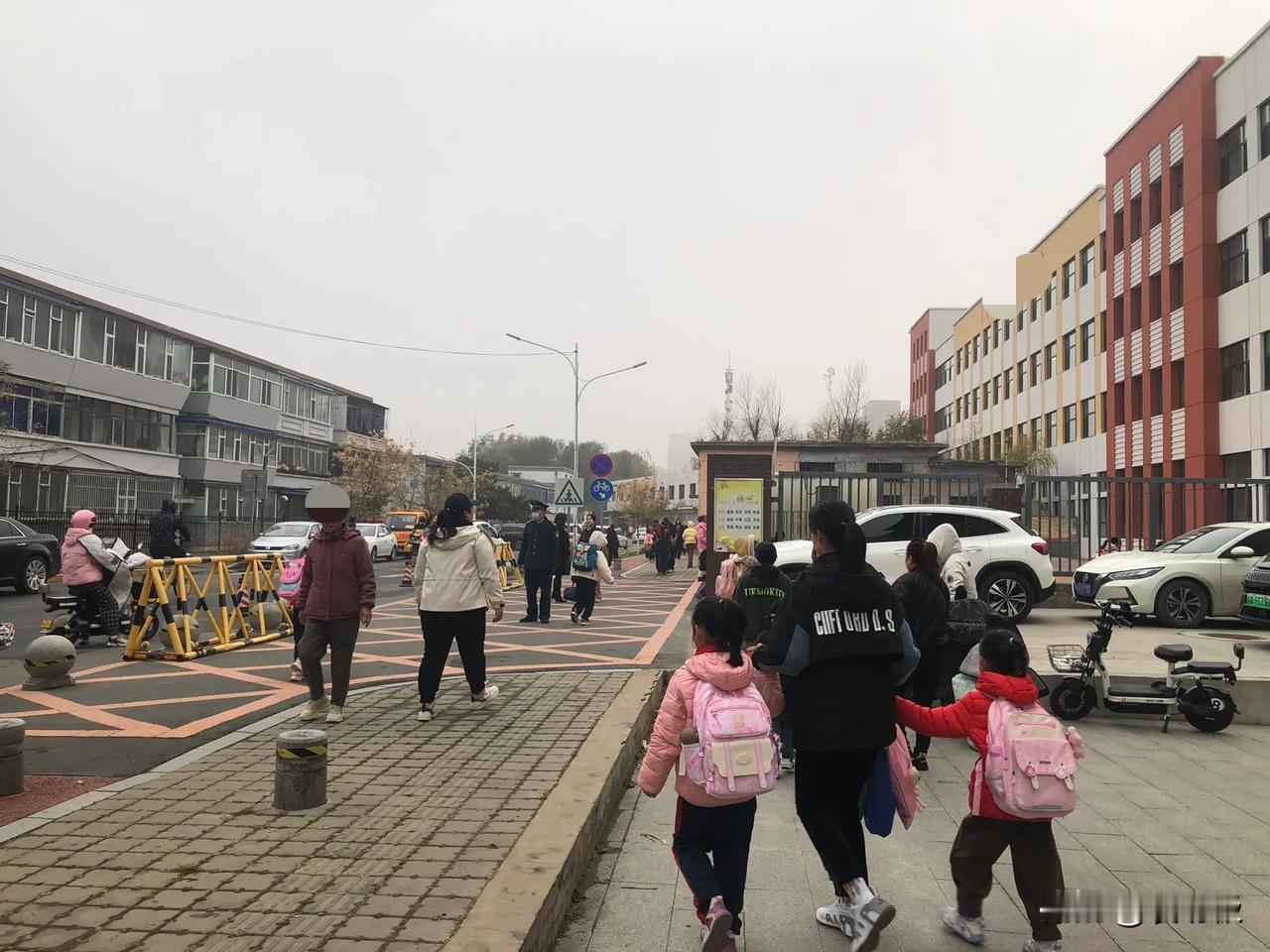 长春市小学接送孩子上小学，早晨7:30送一次，晚上4:30接一次，一年365天，