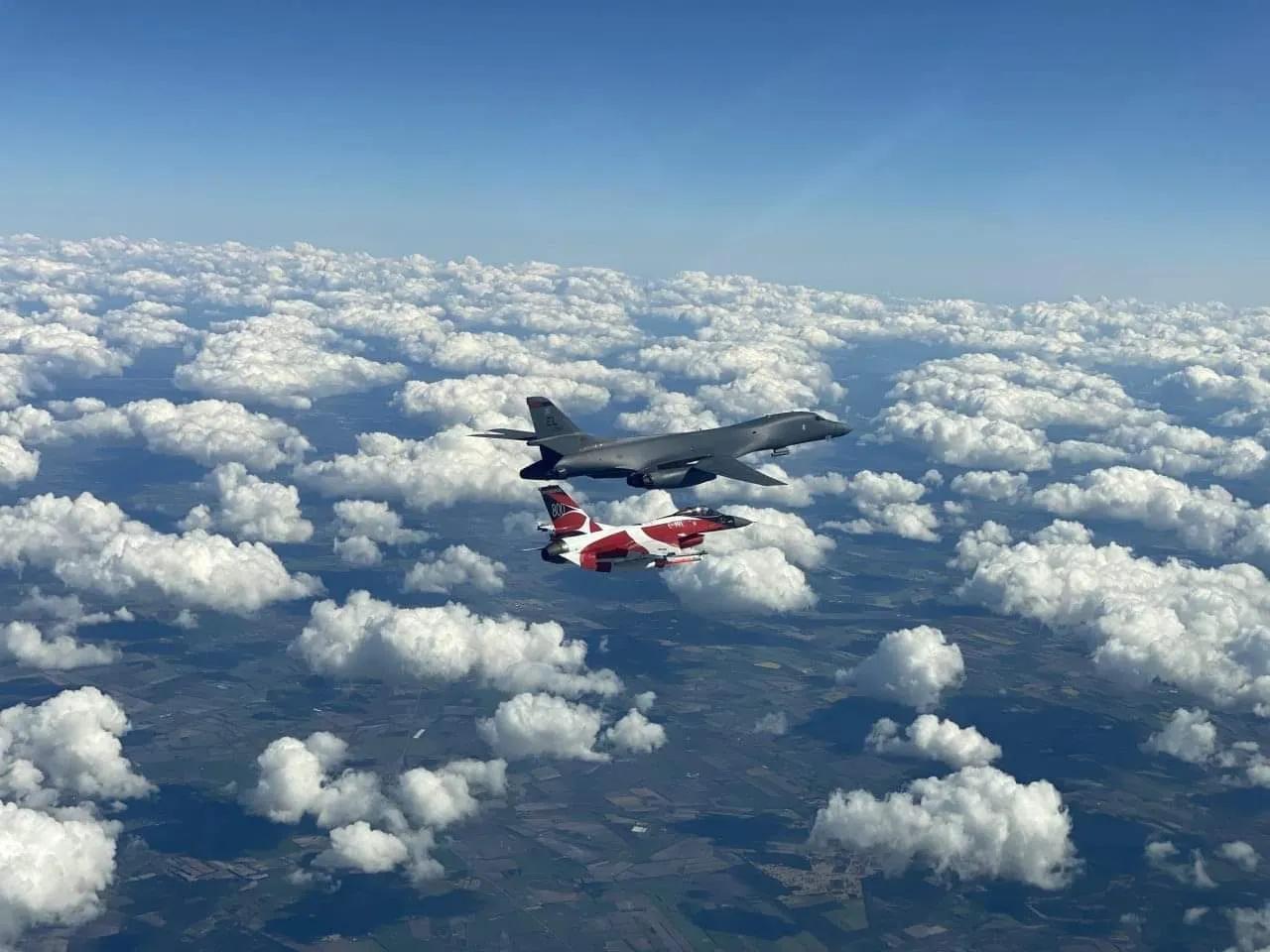 #航空美图# 2020年5月6日，一架丹麦国旗涂装的F-16护送一架美国B-1轰