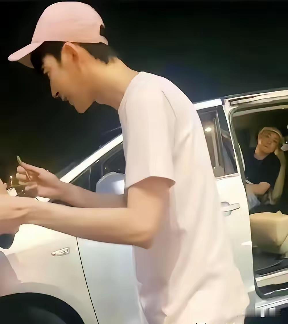 经纪人真把自己当回事？小于还在签名，他却早已不耐烦上车；晚上又默默补签两百张
在