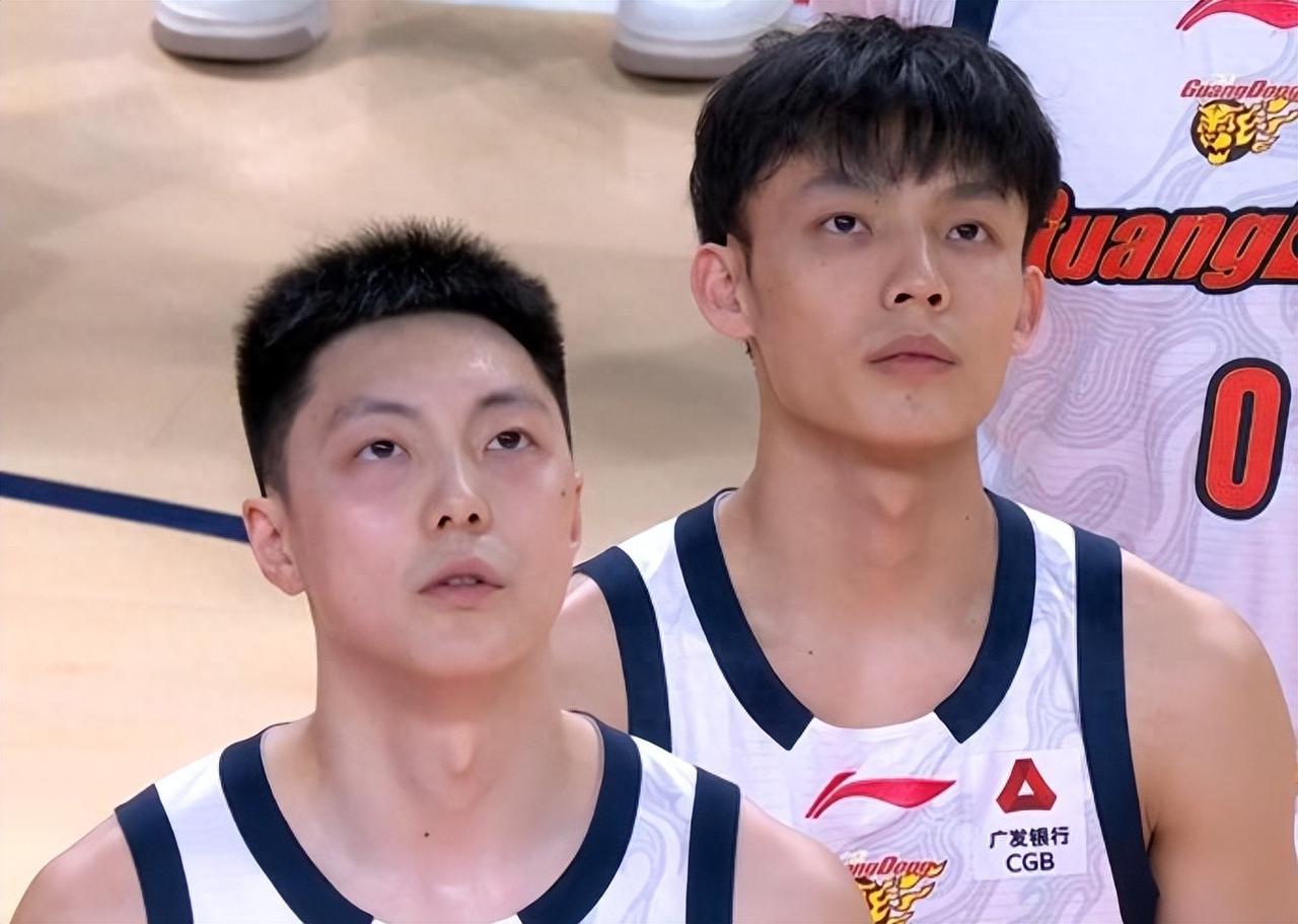 广东VS广州生死战G2，让球迷最开心的就是队长胡明轩终于找回状态了，眼里有火！上