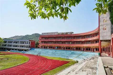上海兴伟学院今年只来了 19 个新生，连一个班都凑不齐。


这不是段子，是 2