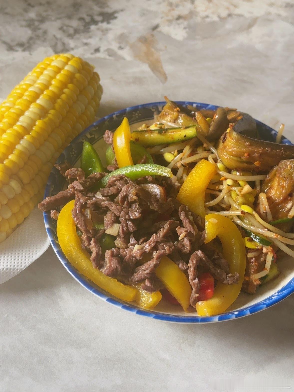 今天吃彩椒炒牛肉和一个凉拌菜 