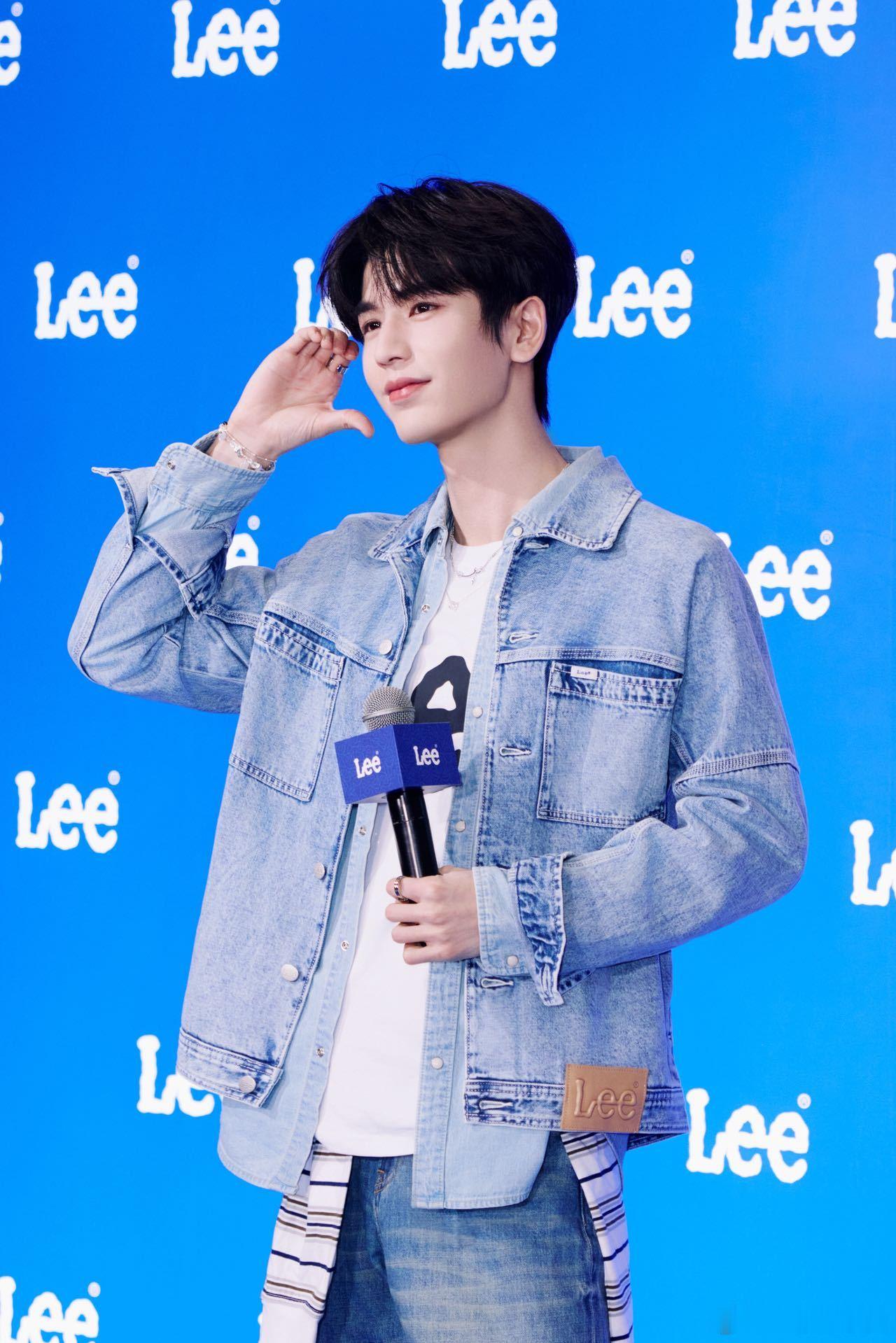 张凌赫 Lee快闪惊艳长沙，穿搭魅力持续在线张凌赫长沙Lee丹宁出色片场快闪活动