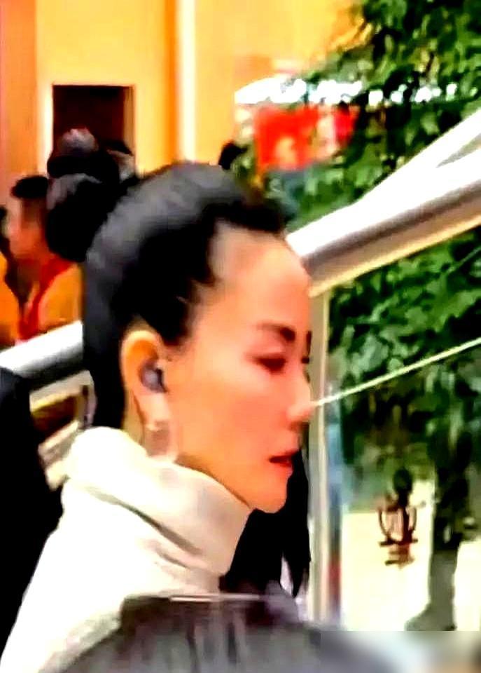 谢贤当年是怎么放话的，懂的都懂。王菲？休想进谢家门。结果呢，今天这老头子，把姿态