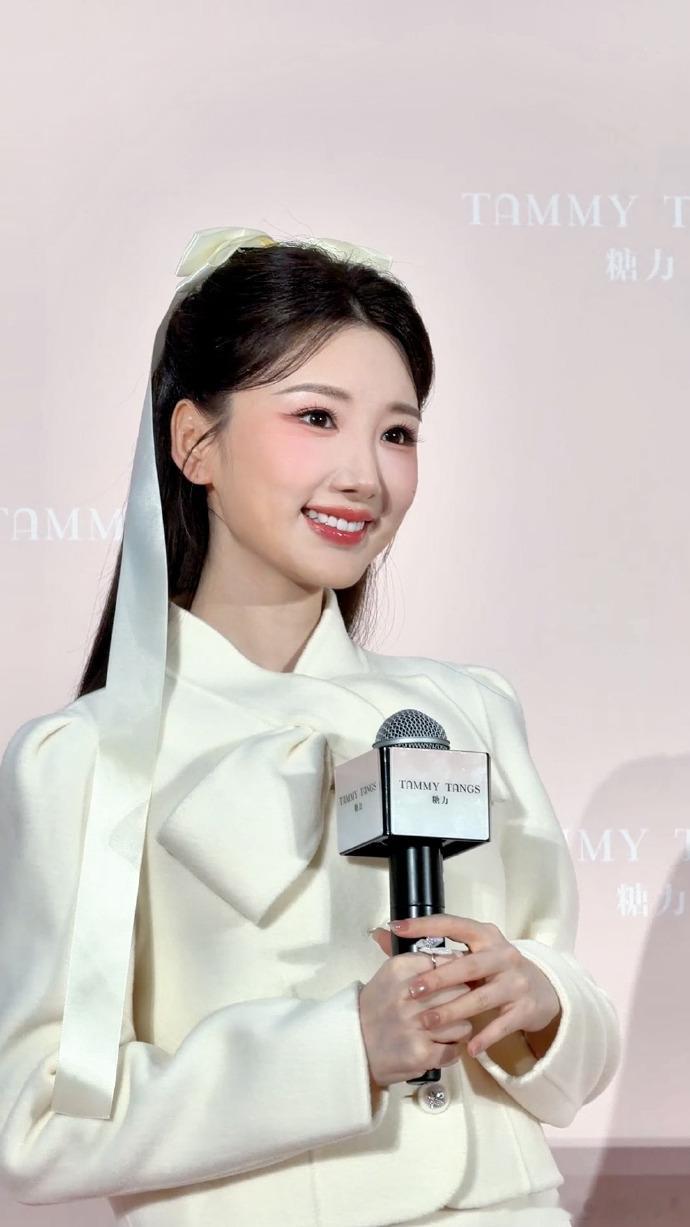 毛晓彤豪门千金感毛晓彤蝴蝶结发带 毛晓彤蝴蝶结发带搭配了纯白色的套装，真的是好美
