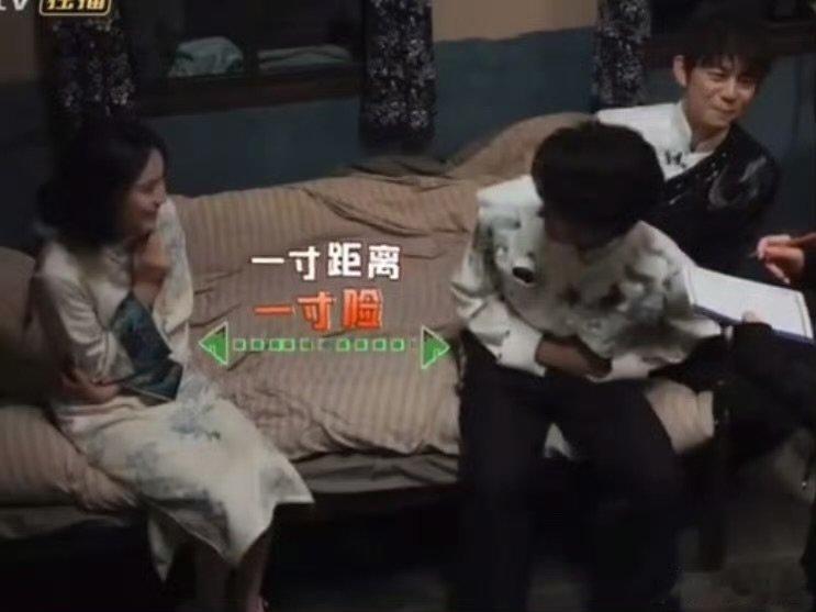 张真源的手就没离开过何老师 密室大逃脱何老师就是专属避风港！一整期紧紧牵手，吓得