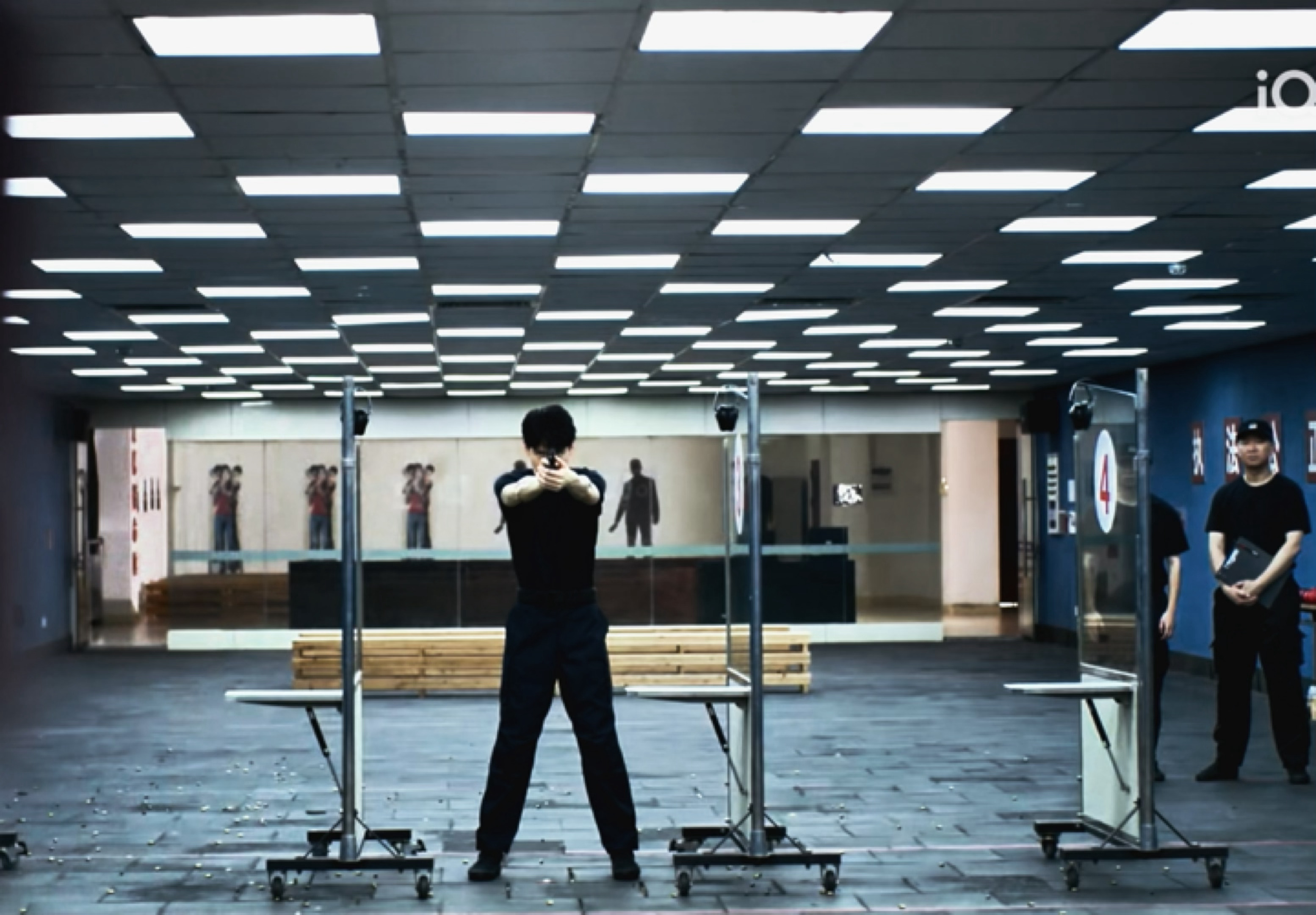 所有人请看叶谦警官的持枪动作和肌肉线条💪风过留痕