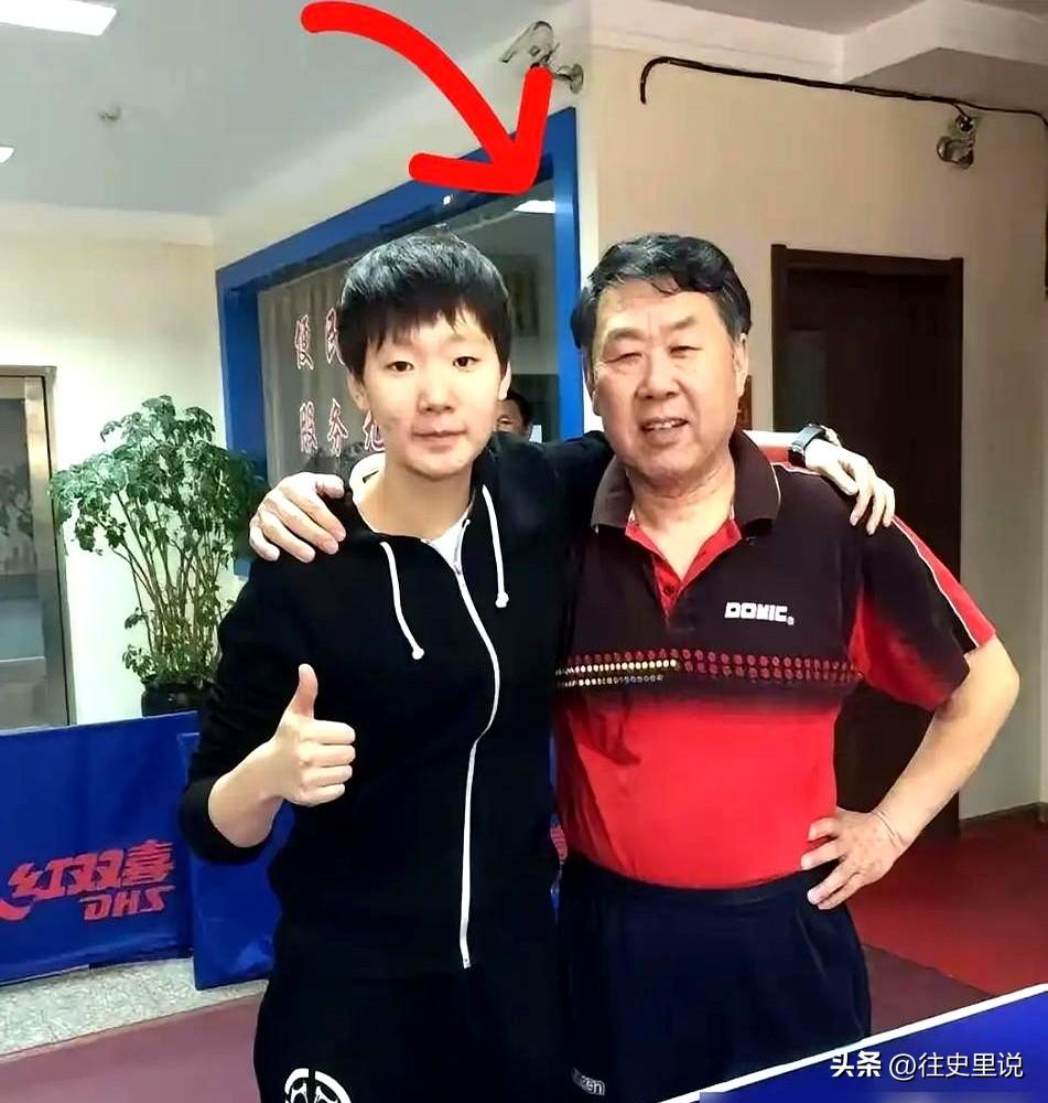 奥运冠军王曼昱送79岁启蒙教练一台车，老爷子死活不要，撂下一句话让她当场红了眼。