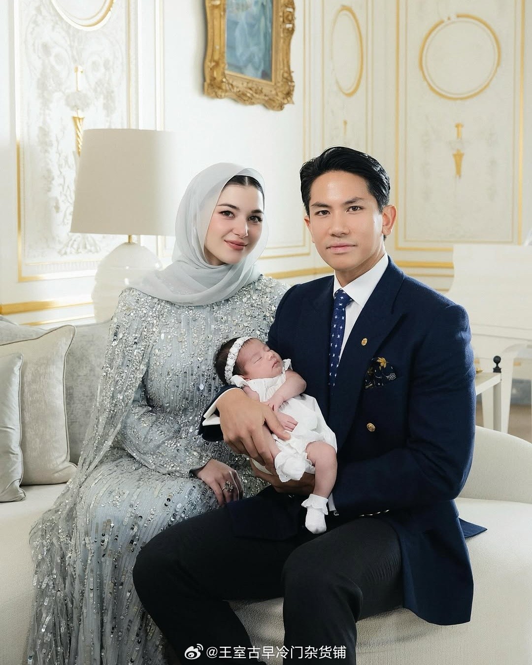 王室王室文莱王室 阿杜马丁的新全家福，艾玛，好歹阿杜马丁还知道自己站着，没像谁谁