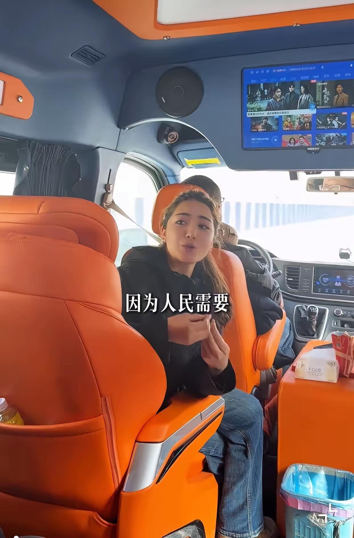 一位新疆的美女导游，她在给台湾同胞介绍天山胜利隧道时是这么说的！
她是南疆的孩子