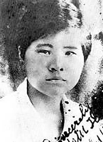 1940年，双枪女英雄李林被日军困在破庙，日军破开门、一拥而入的瞬间，所有人都以