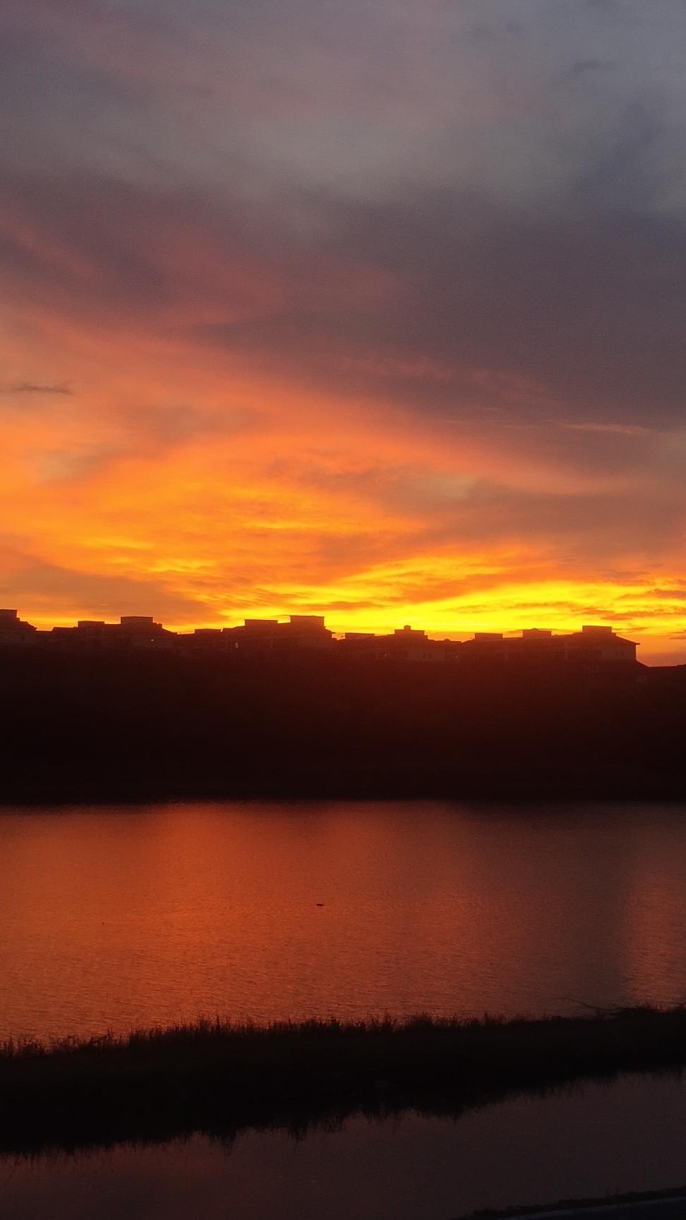 云直接焊死“熔金滤镜”，水面甜成焦糖色，建筑都秒变“背景板工具人”～一抬头撞进这