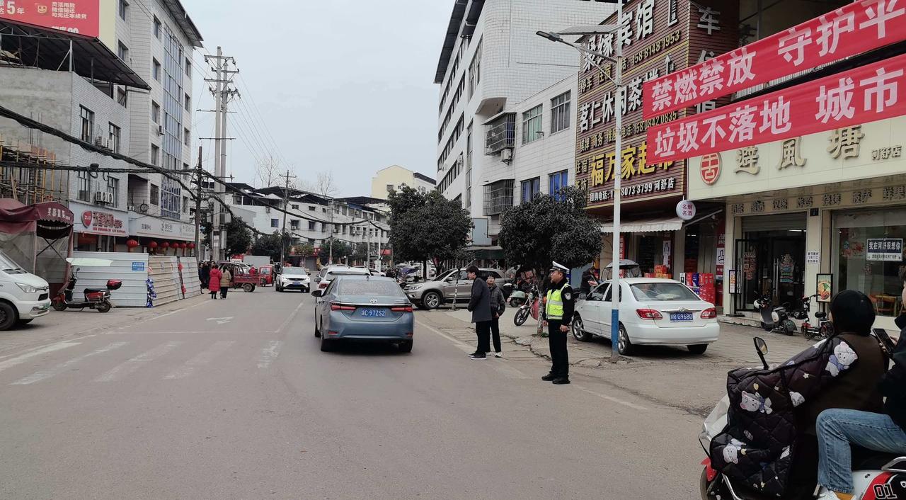 【坚守一线保畅通 交警护航平安年】
2026年2月17日，正值春节假期，返乡流、