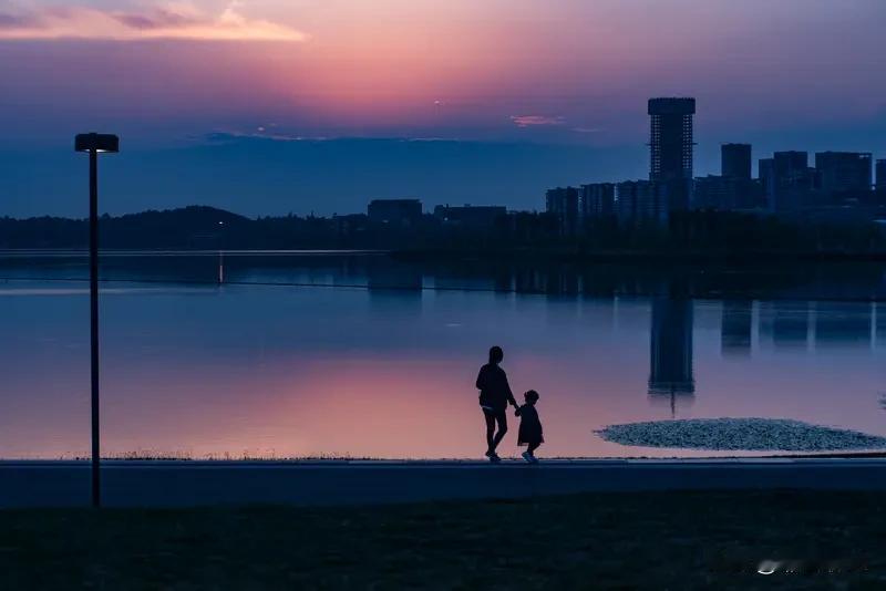 曾经，我一度质疑父亲的决策，讨厌他的固执，怨恨他的严厉。小时候，我觉得他一点都不