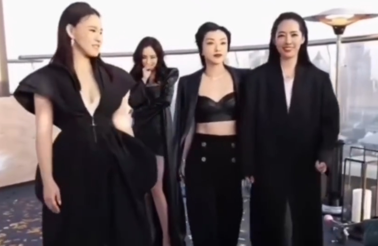 杨幂在郭碧婷后面模仿向佐  这动作本来就是玩梗搞笑的，怎么杨幂做这么好看[衰] 