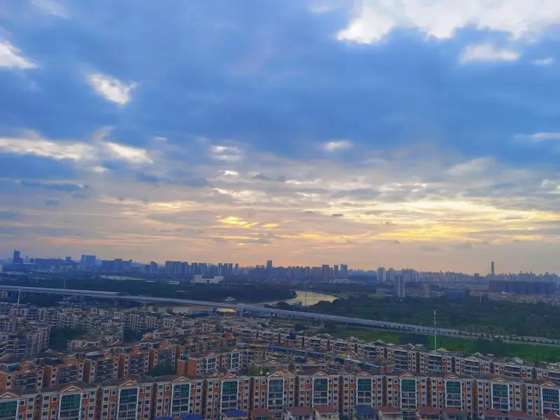 用一张图片形容台风威力，我脑袋里立马浮现香港飞行服务队拍摄的“桦加沙”内部结构照