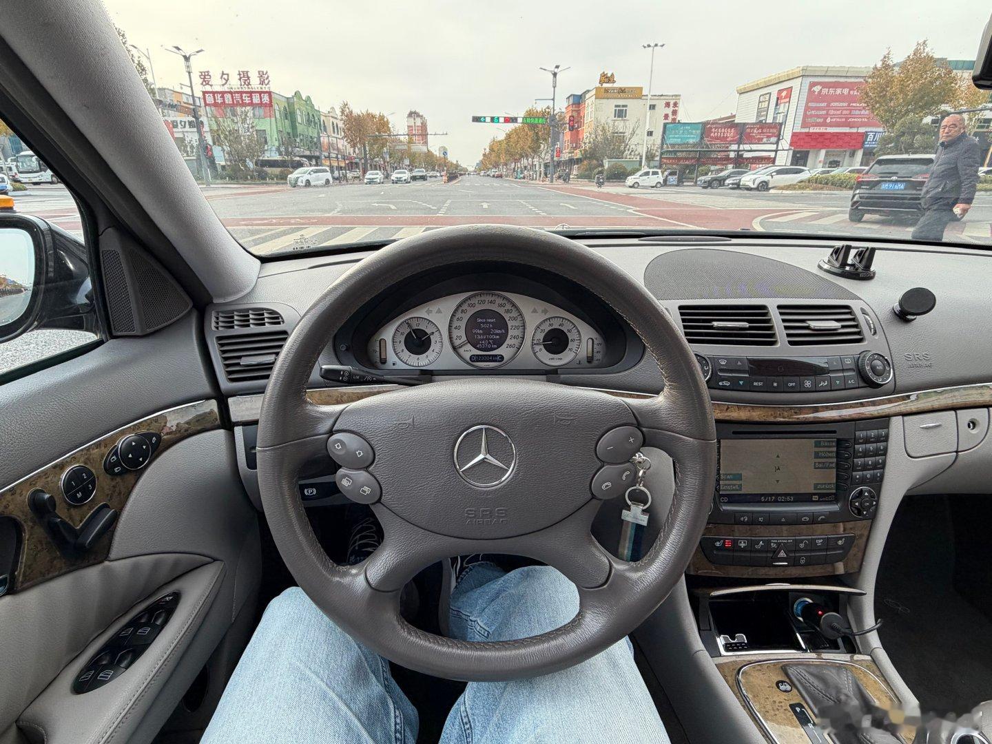 许久没开W211，再次驾驶，深感奔驰同款车型代际之间的差异是一道不可逾越的鸿沟。