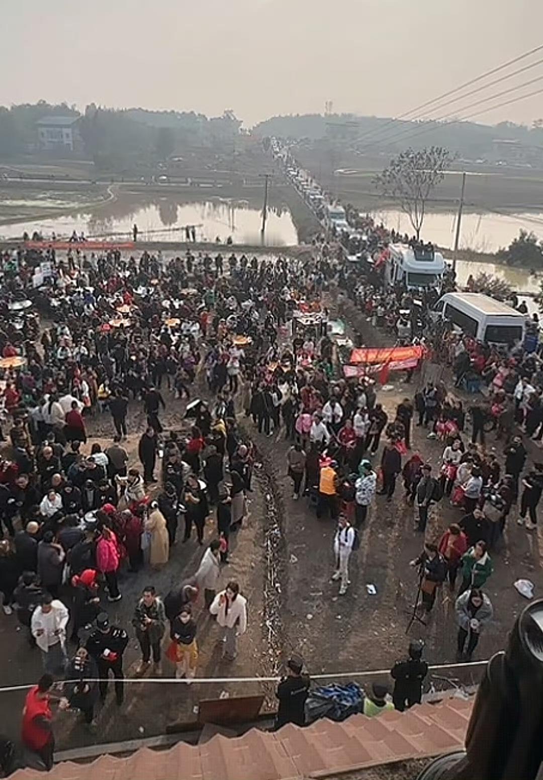 这事儿听起来有点让人哭笑不得，又觉得特别真实。重庆合川有个网名叫“呆呆”的姑娘，