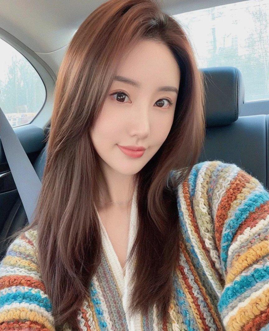 这长相有点像陈都灵，
又有点像西北锤王的女人？