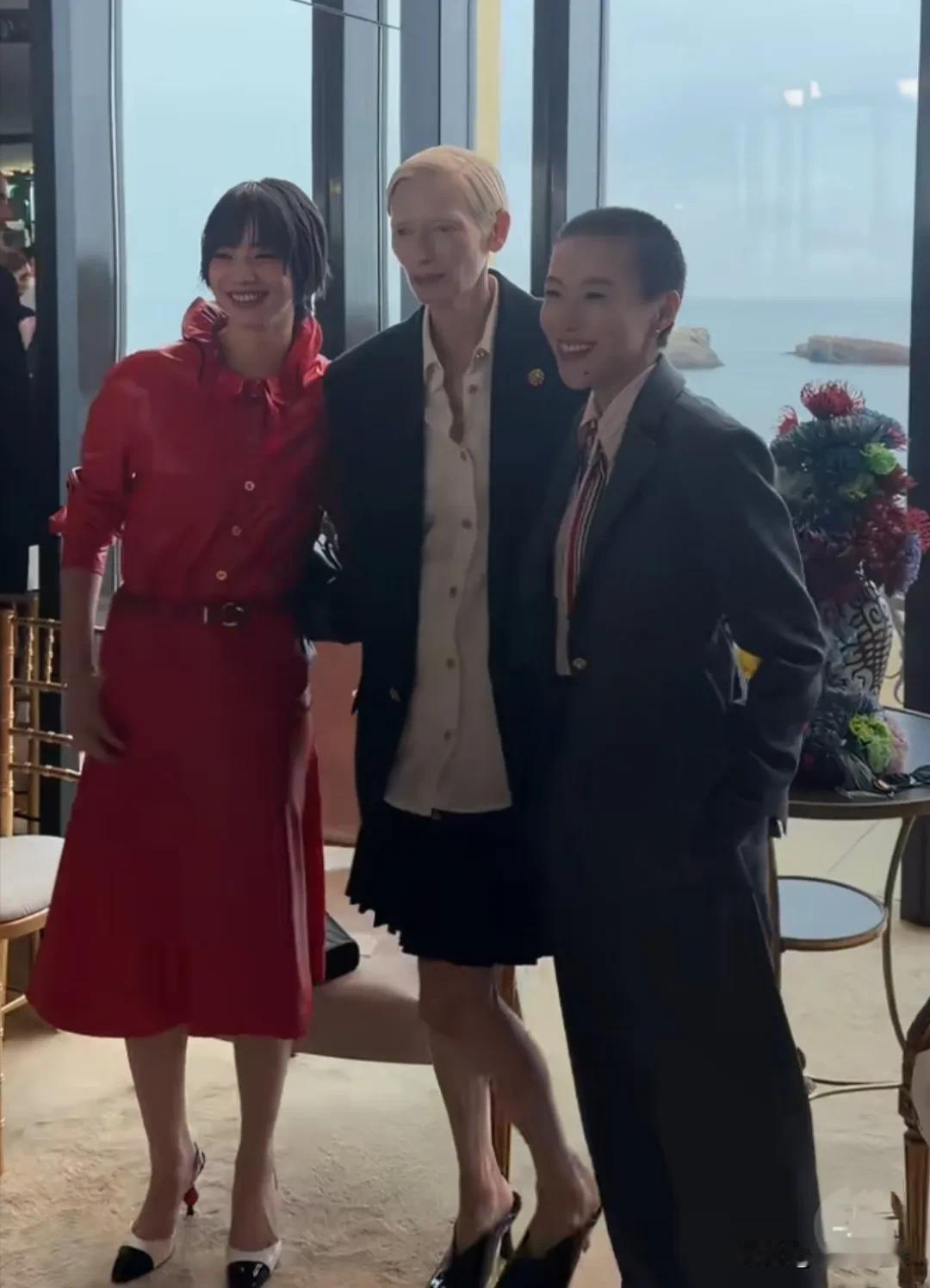 窦靖童在巴黎出席品牌香奈儿的活动，剪了短发的她，形象看起来真的有点一言难尽。
穿